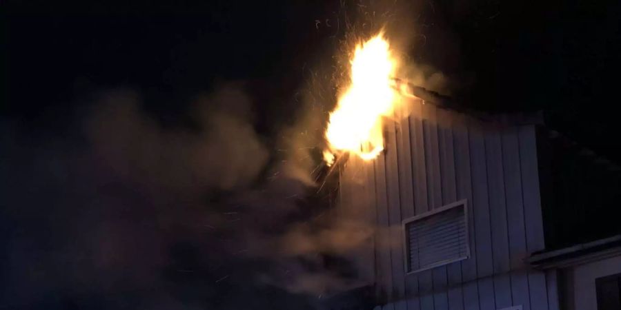 Ein Haus steht in Flammen.