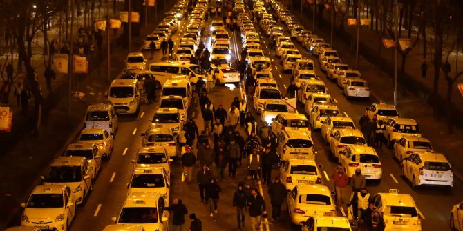 Taxifahrer blockieren mit ihren Fahrzeugen bei einem Streik die Paseo