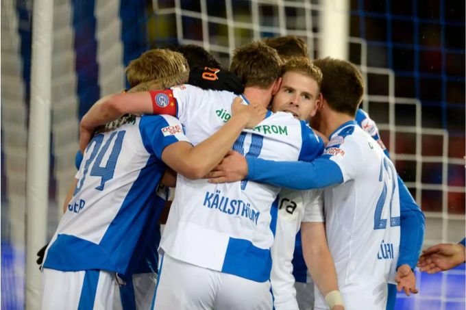Jubelnde GC-Spieler um Kim Källström, Benjamin Lüthi und Yoric Ravet beim 5:0-Sieg im Derby am 29.11.2015. GC Spieler jubeln beim 5:0 gegen den FCZ.