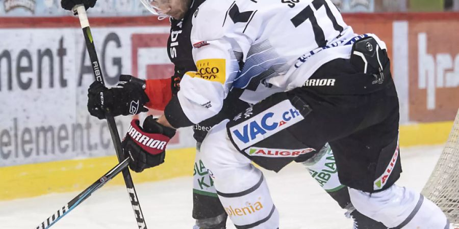 Fribourgs Sebastian Schilt (rechts) bedrängt den Berner Simon Moser