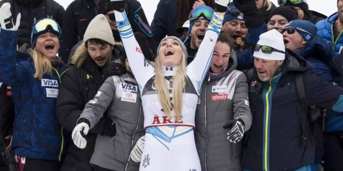 Lindsey Vonn lässt sich von ihren Teamkollegen feiern. Foto: Jean-Christophe Bott/KEYSTONE Lindsey Vonn lässt sich von ihren Teamkollegen feiern. Foto: Jean-Christophe Bott/KEYSTONE