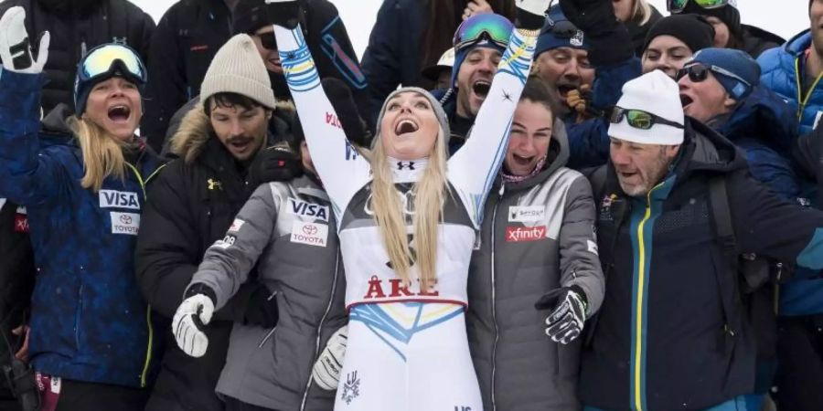 Lindsey Vonn lässt sich von ihren Teamkollegen feiern. Foto: Jean-Christophe Bott/KEYSTONE