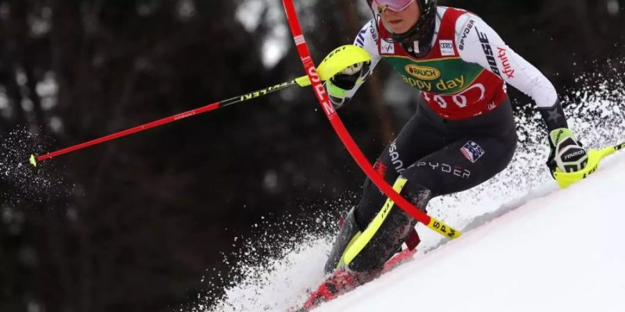 Die US-Amerikanerin Mikaela Shiffrin siegt beim Slalom in Maribor. Foto: Gabriele Facciotti/AP