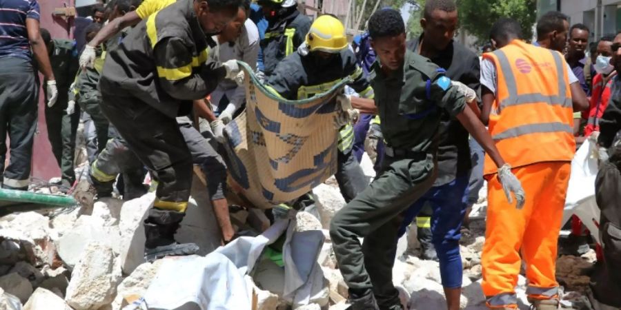 Rettungskräfte bergen Opfer in Mogadischu