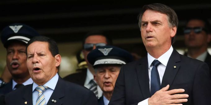 Jair Bolsonaro (r.) an der Zeremonie zur Amtseinführung des neuen Chefs der brasilianischen Luftwaffe. Jair Bolsonaro nimmt an einer Zeremonie teil.