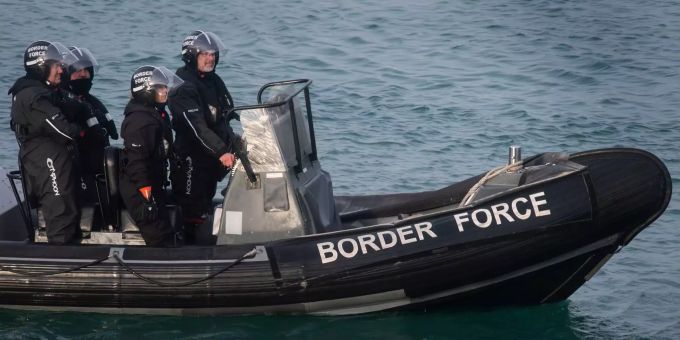Mitglieder des Grenzschutzes patrouillieren im Hafen von Dover auf einem Schlauchboot. Britische Regierung sorgt sich um Bootsmigranten