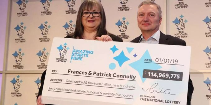Das nordirische Paar Frances und Patrick Connolly hat beim Lotto 115 Millionen Britischen Pfund gewonnen. Frances und Patrick Connolly nach ihrem Millionengewinn.