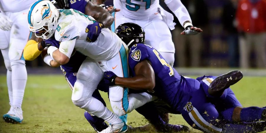 Miami kassiert gegen Baltimore 40 Punkte. Die Ravens hatten bis da eine der schlechtesten Offense-Line der Liga. Damit rutschen die Dolphins in der Division auf Rang drei ab. Das mögliche Ende der Playoff-Hoffnungen?