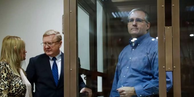 US-Bürger Paul Whelan (r.) in einem Glasgefängnis. Paul Whelan