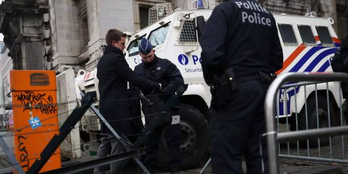 Der Verdächtige wurde in Belgien verhaftet und nach mehrmonatiger Haft nach Frankreich ausgeliefert. Belgische Polizisten führen Sicherheitskontrollen durch.