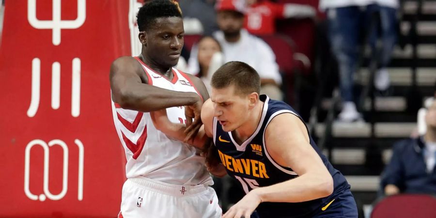 Clint Capela kämpft mit Nikola Jokic um den Ball