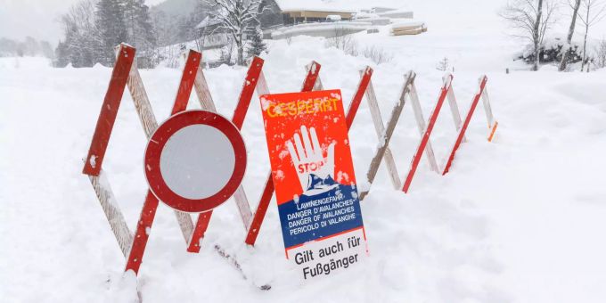 Österreich und Bayern - Schneechaos sorgt weiter für Behinderungen
