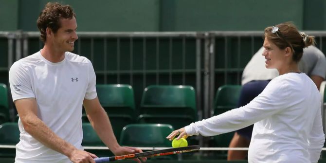 Andy Murray nimmt Bälle von seiner damaligen Trainerin Amelie Mauresmo