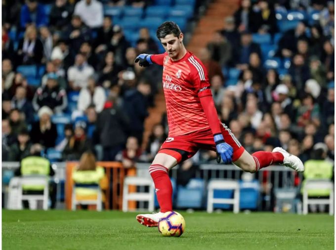 Courtois spielt den Ball nach vorne.