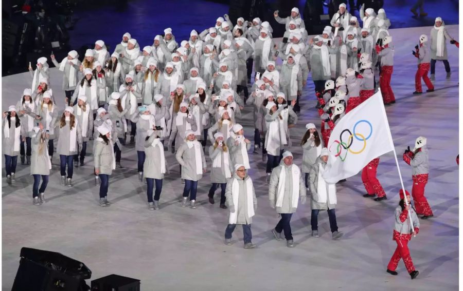 Die russischen Athleten treten unter der Olympischen Flagge auf.