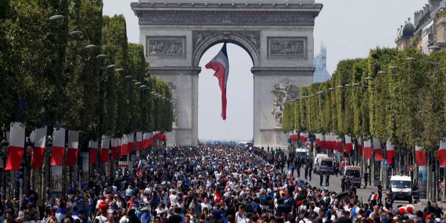 Die Champs-Elisées strahlt in rot-weiss-blau.