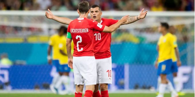 Stephan Lichtsteiner und Granit Xhaka besprechen sich an der WM gegen Brasilien. Granit Xhaka Schweizer Nati