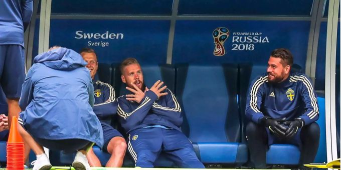 Pontus Jansson macht im Schwedentraining den Doppeladler. Pontus Jansson macht im Schwedentraining den Doppeladler.