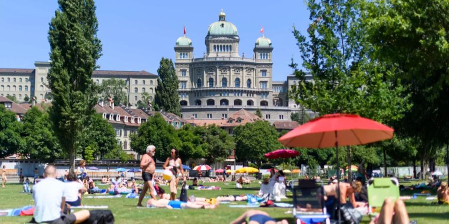 Das Bundeshaus in Bern fotografiert vom Schwimmbad Marzili aus.