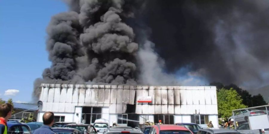 In Siblingen SH steht eine Autowerkstatt in Vollbrand.