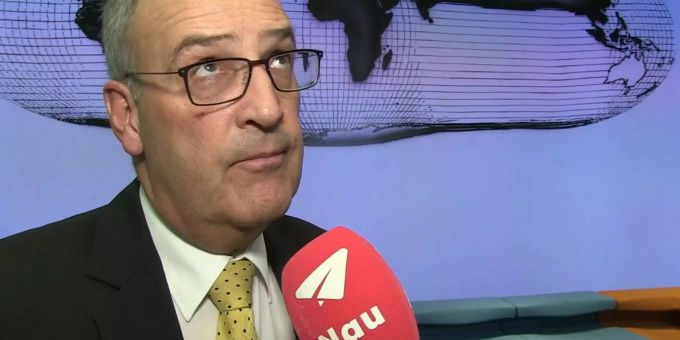 Auch im Nau-Interview hat Bundesrat Parmelin schon ein Wort suchen müssen. Die Romands beklagen sich nun, auch auf Französisch sei man nie ganz sicher, was er sagen wolle. Auch im Nau-Interview hat Bundesrat Parmelin schon ein Wort suchen müssen. Die Romands beklagen sich nun, auch auf Französisch sei man nie ganz sicher, was er sagen wolle.