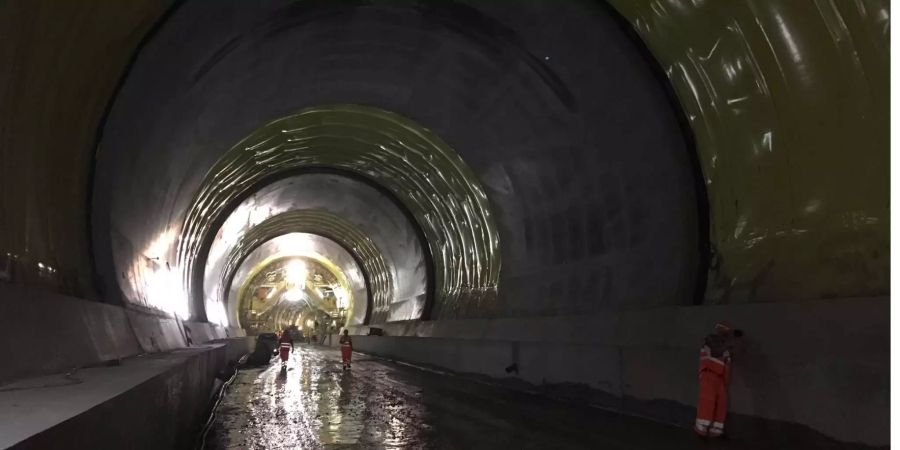 An den betonierten Stellen ist der Tunnel im Rohbau fertig.