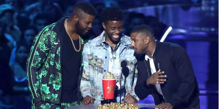 Winston Duke, Chadwick Boseman und Michael B. Jordan nehmen den Award für ihren besten Film «Black Panther» entgegen.