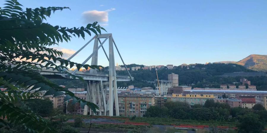 Blick auf die eingestürzte Autobahnbrücke Ponte Morandi, von der ein Teilstück mehr als 40 Meter in die Tiefe gestürzt ist.