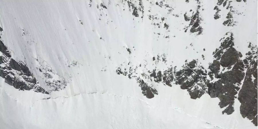 In der Region Nadelhorn in Saas-Fee VS stürzte ein Berggänger tödlich ein Schneefeld hinunter.