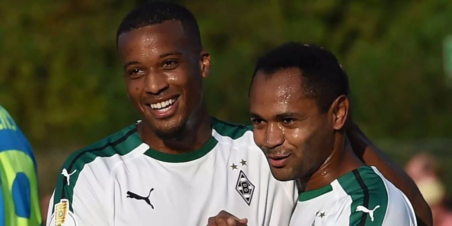 Gladbachs Alassane Plea mit Ex-FCZ-Spieler Raffael (rechts).