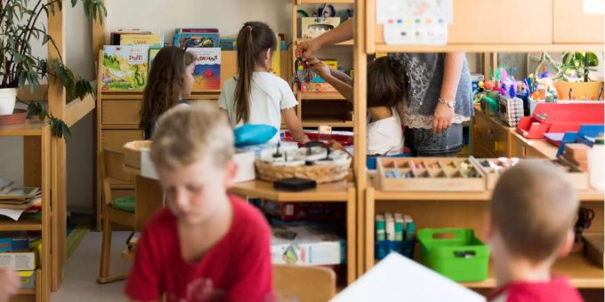 Kinder spielen im Kindergarten. kindergarten