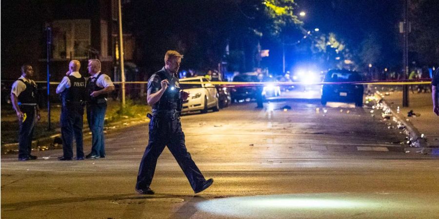 Polizisten vor einem Absperrband in Chicago.