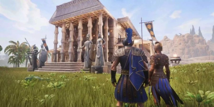Conan Exil setzt auf Authentizität: Zwei römische Krieger betrachten einen antiken Tempel.