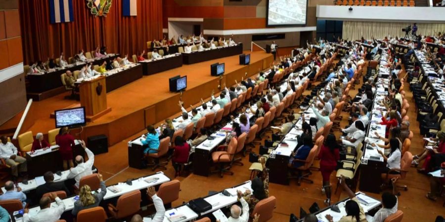 Hände gehen nach oben: Das kubanische Parlament stimmte am Sonntag einstimmig für die neue Verfassung.