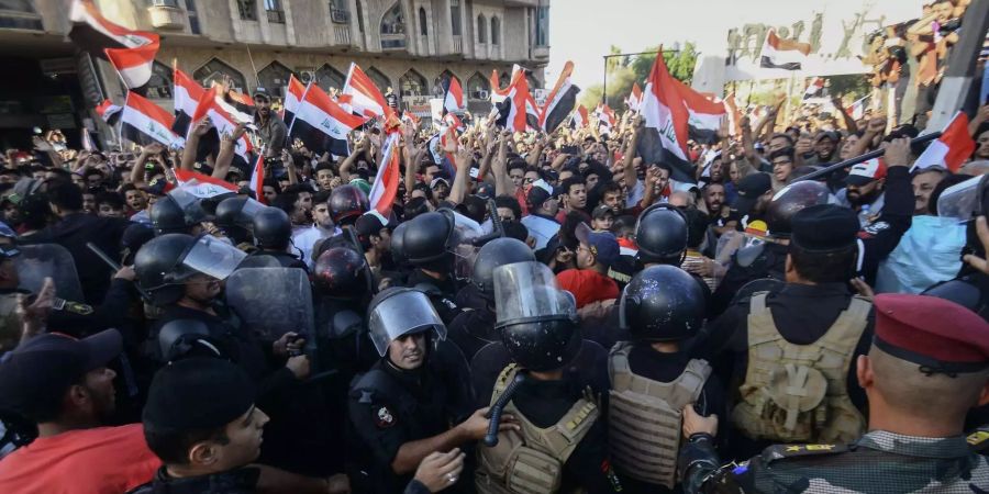 In der Hauptstadt des Iraks, Badad, kam es zu Zusammenstössen zwischen Demonstranten und Polizei.