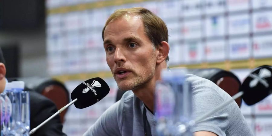 Paris Saint-Germains Trainer Thomas Tuchel spricht bei einer Pressekonferenz im Universiade Stadion von Shenzhen.