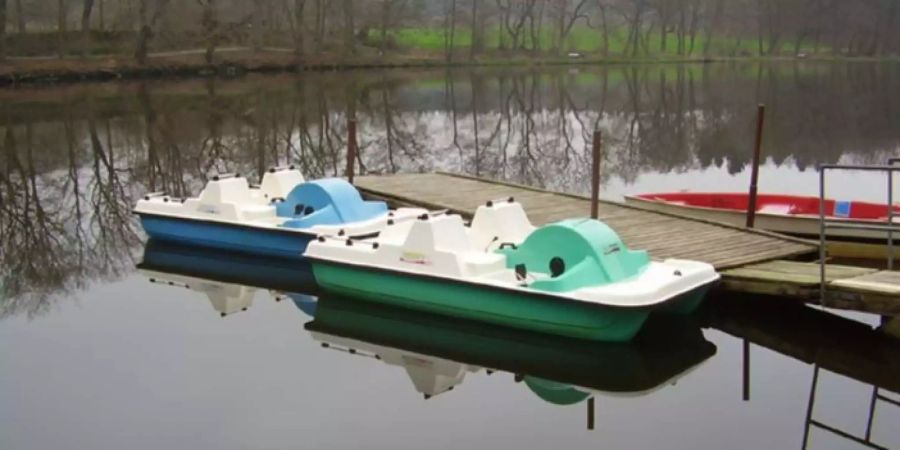 Die Tretboote sind mit einem Seil befestigt. Ein Dieb schneidet es durch und haut ab – weil er Action braucht. (Symbolbild)