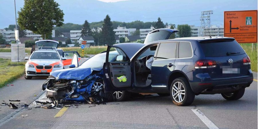 Beim heftigen Zusammenprall zogen sich beide Autofahrer leichte Verletzungen zu.