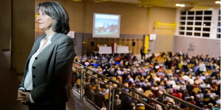 Barbara Büschi, stellvertretende Direktorin des Staatssekretariats für Migration wurde von den Medien belagert.