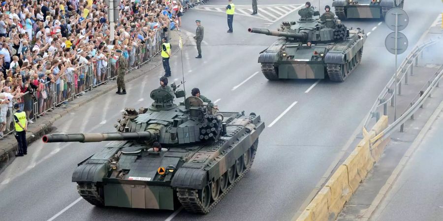 Panzer der polnischen Armee fahren bei einer Militärparade durch die polnische Hauptstadt Warschau.