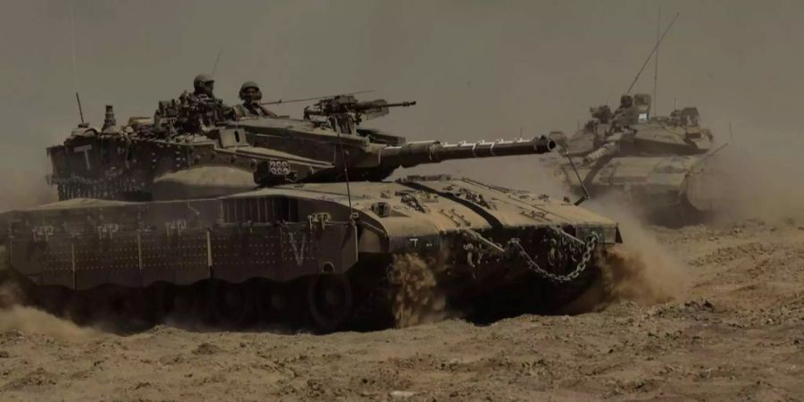 Israelische Panzer fahren zum Gazastreifen.