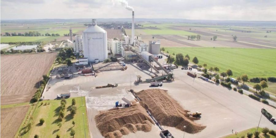 Lastwagen laden die geernteten Zuckerrüben bei der Zuckerfabrik Nordzucker AG ab.