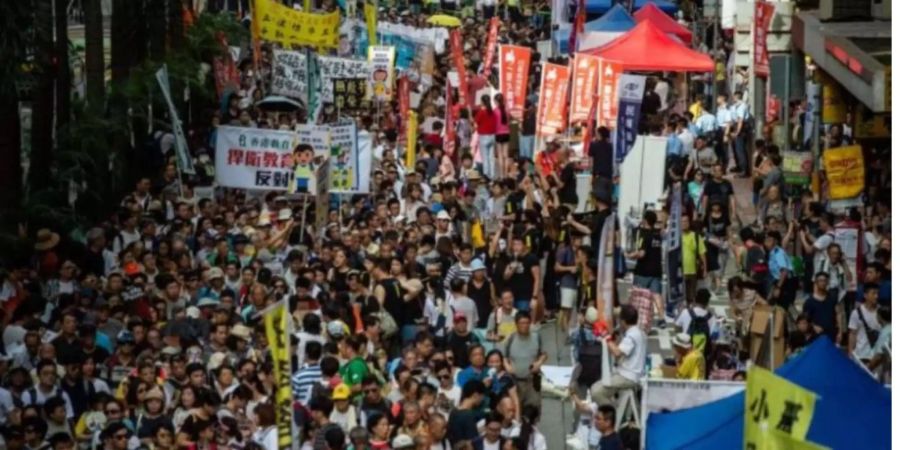 Fahnen hoch! Tausende demonstrieren in Hong Kong für mehr Demokratie.