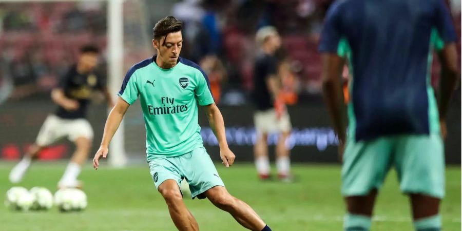 Mesut Özil im Arsenal-Dress. Der ehemalige deutsche Nationalspieler hat mit dem englischen Verein Arsenal die Saison der Premier League aufgenommen.