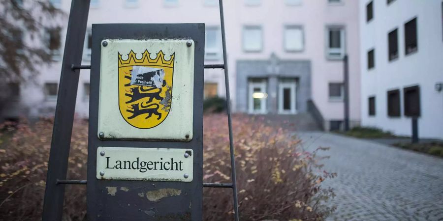 Ein Schild mit der Aufschrift «Landgericht» steht vor dem Landgericht Heilbronn.