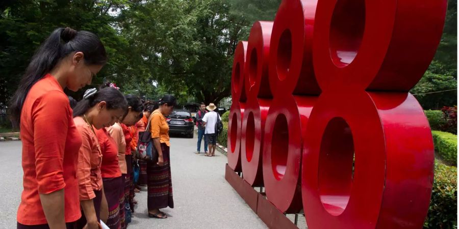 Mitglieder der Nationalen Liga für Demokratie gedenken vor einer 8888-Skulptur am 30. Jahrestag dem Volksaufstand für Demokratie. Am 08.08.1988, auch 8888 genannt, gingen in Myanamr mehr als eine Millionen Menschen gegen die Militärdiktatur auf die Strasse.