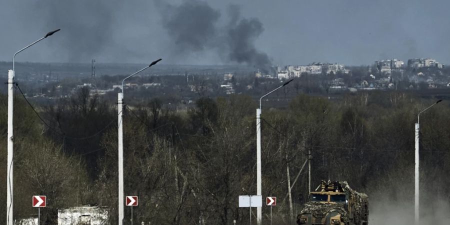 Ein ukrainischer gepanzerter Mannschaftstransportwagen(APC) fährt auf der Strasse an der Frontlinie in Bachmut. Foto: LIBKOS/AP/dpa