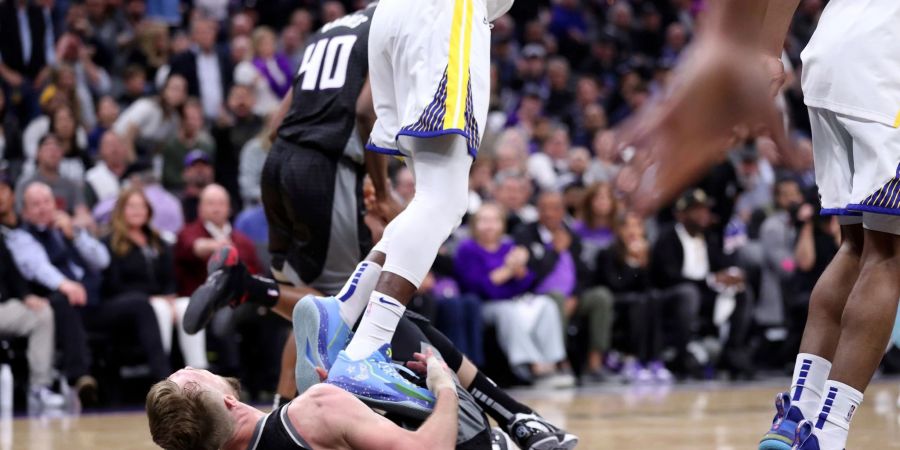 Golden States Draymond Green steht auf der Brust von Sacramento Kings Domantas Sabonis.