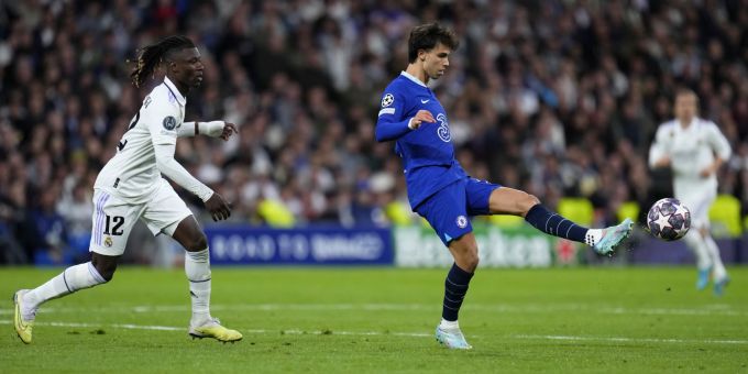 Chelseas João Félix wird von Eduardo Camavinga von Real Madrid beobachtet. (AP Photo/Manu Fernandez) João Félix Champions League