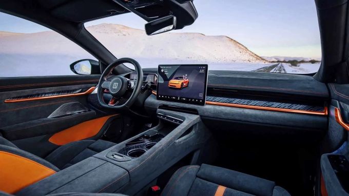 Die Verarbeitung im Interieur beeindruckt und ist auf Augenhöhe mit den Premium-Fahrzeugen der europäischen Hersteller 2023 Zeekr 001 Qilin